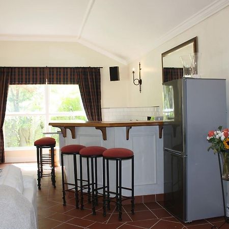 לינה וארוחת בוקר קייפטאון Camelot In Constantia מראה חיצוני תמונה