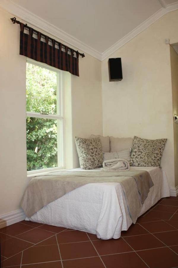 לינה וארוחת בוקר קייפטאון Camelot In Constantia מראה חיצוני תמונה